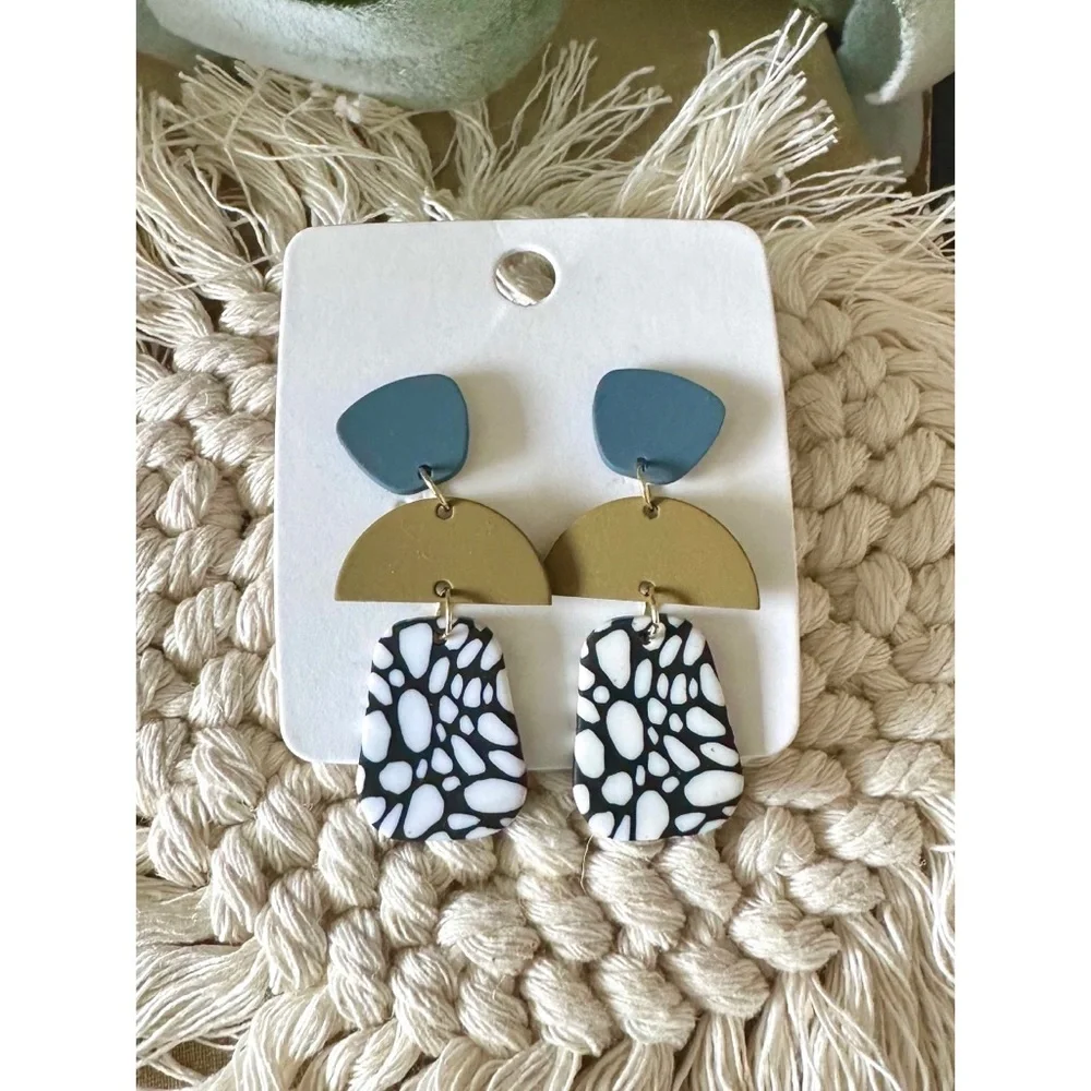 Green/black/white geometric shape drop earrings